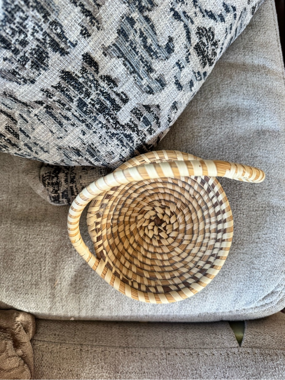 Handwoven Natural Seagrass Basket with swirl handle - Charleston, SC Gulla - Picture 2 of 3